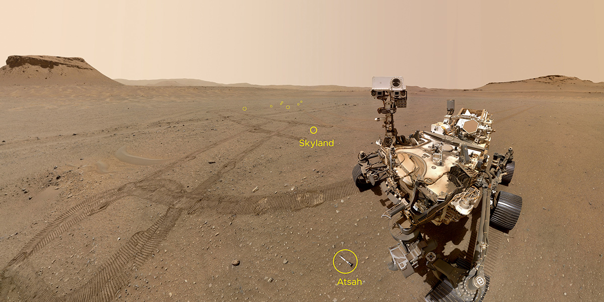 Un "selfie" scattato dal rover Perseverance e, nei cerchi gialli, i cilindri contenenti i campioni prelevati dal rover (NASA)