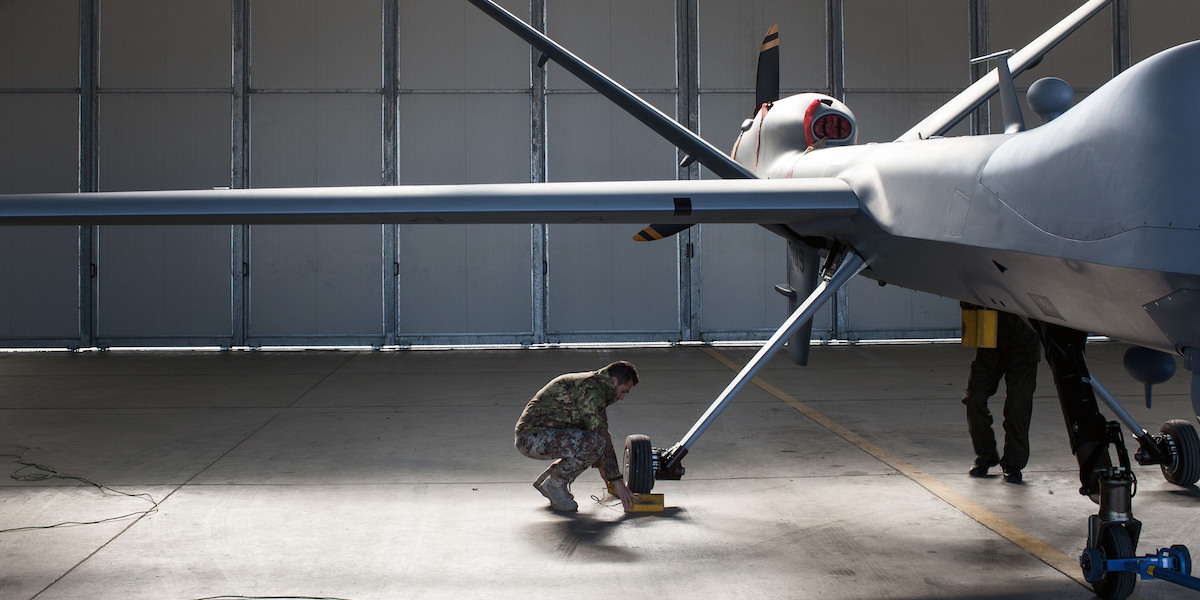 Foto di un drone dell'esercito italiano in un hangar