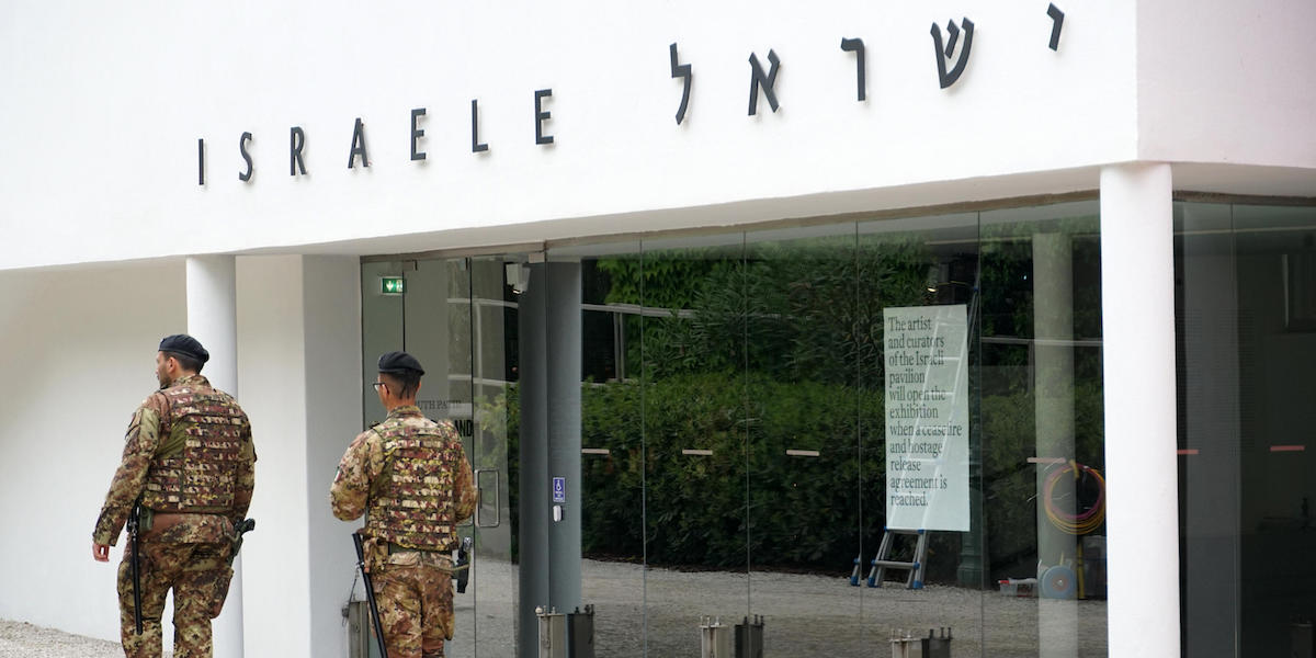 Il padiglione israeliano chiuso dagli artisti e dai curatori che rappresentano Israele alla Biennale (Ansa/Andrea Merola)