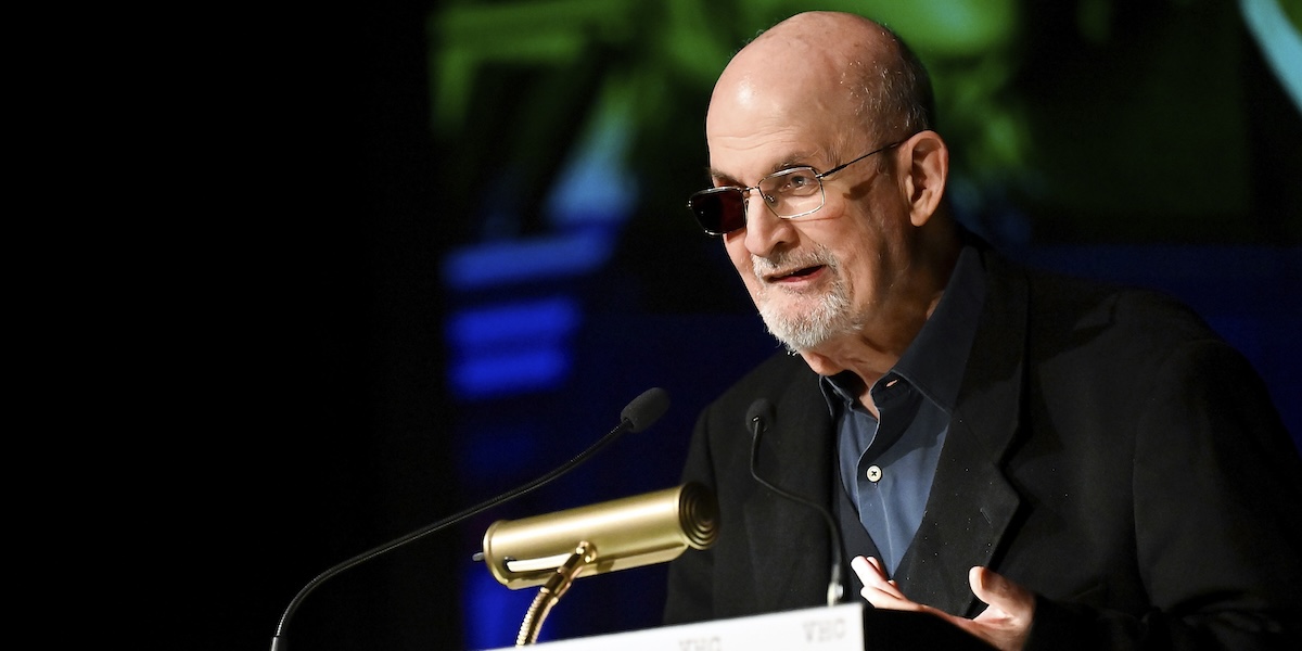Salman Rushdie riceve un premio letterario alla carriera a New York, il 14 novembre del 2023 (Evan Agostini/ Invision/ AP via LaPresse)