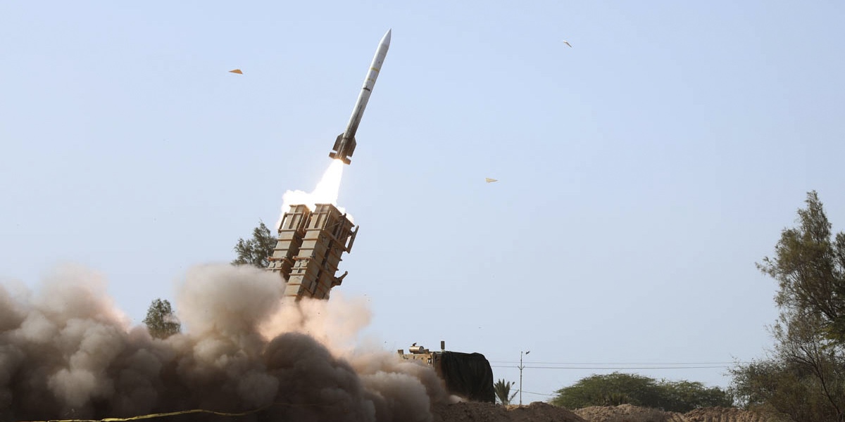 Un missile lanciato durante un'esercitazione dell'esercito iraniano (Iranian Army via AP)