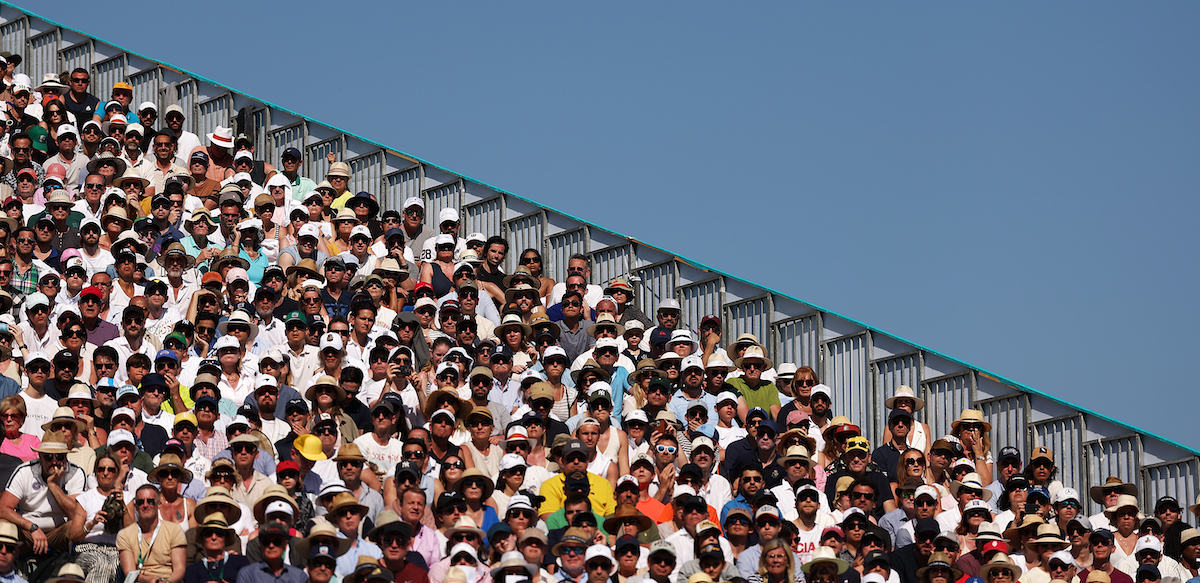 Spettatori di una partita di tennis. Monte Carlo, Monaco, 13 aprile 2024 (Julian Finney/Getty Images)