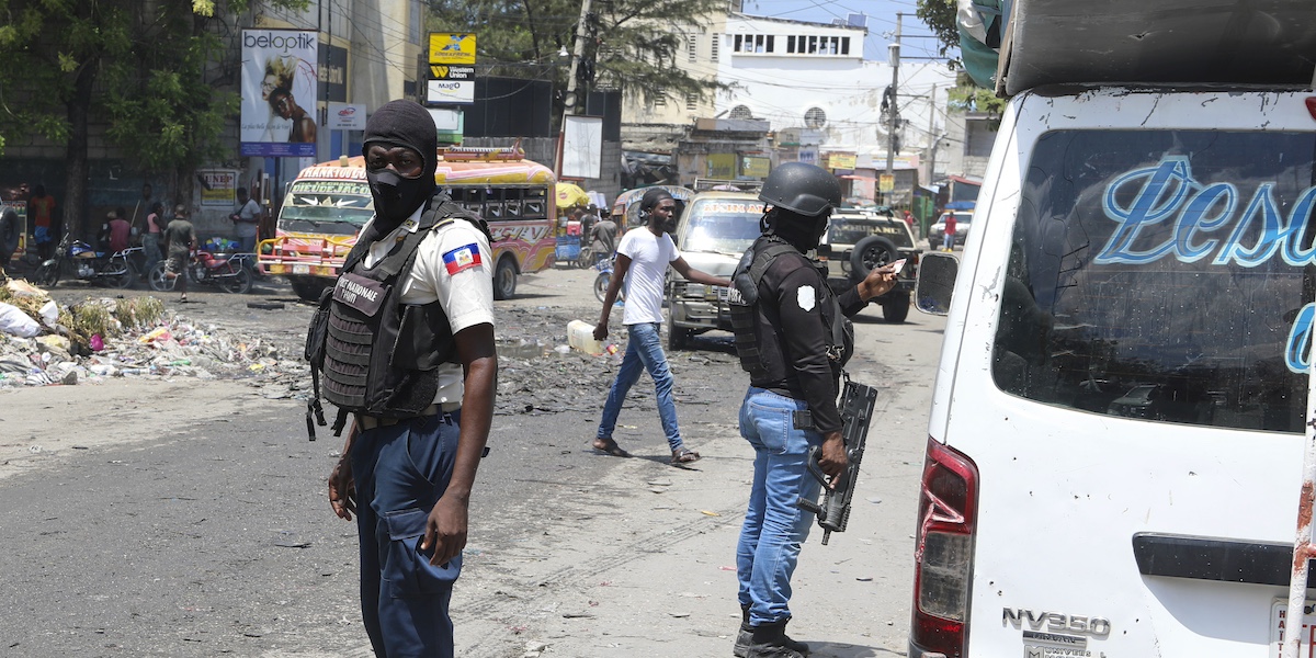 Agenti della polizia di Haiti nella capitale Port-au-Prince (AP Photo/Odelyn Joseph)
