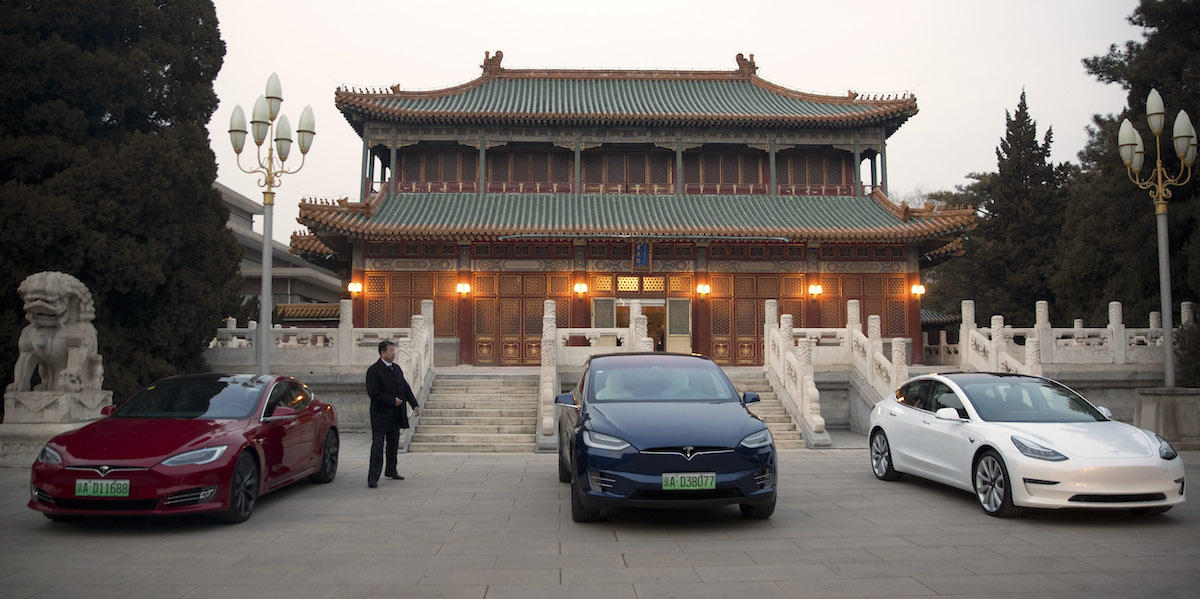 Automobili Tesla parcheggiate davanti alla sede del Partito Comunista cinese a Pechino nel 2018. (Mark Schiefelbein - Pool/Getty Images)