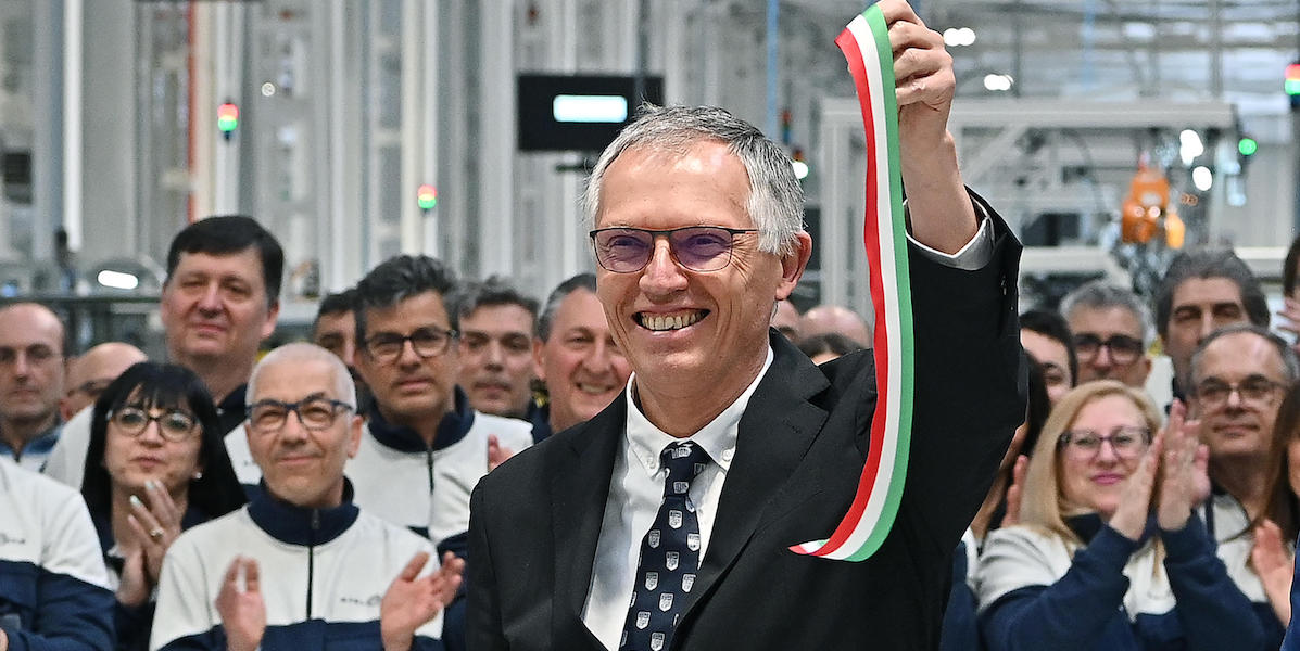 Carlos Tavares, amministratore delegato di Stellantis, durante l'inaugurazione del nuovo impianto di produzione nello stabilimento torinese di Mirafiori, il 10 aprile 2024 (ALESSANDRO DI MARCO/ANSA)