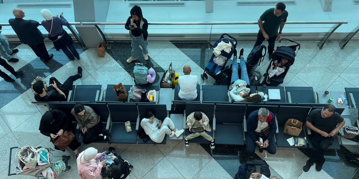 Passeggeri in attesa all'aeroporto di Dubai, 17 aprile 2024 (REUTERS/ Staff)