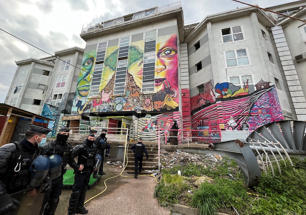 Lo sgombero dell'edificio occupato a Ile-Saint-Denis, il 26 aprile del 2023 (REUTERS/ Layli Foroudi)