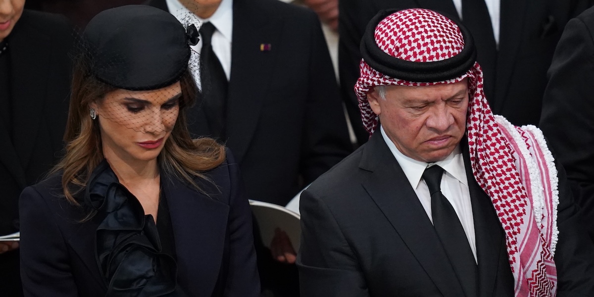 Il re Abdullah II e la regina Rania di Giordania ai funerali della regina Elisabetta nel 2022. (Gareth Fuller/Pool Photo via AP)