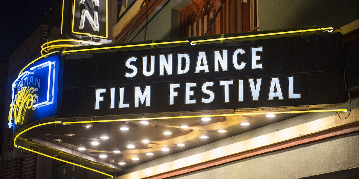 un'insegna luminosa fuori da un cinema con su scritto "sundance film festival)