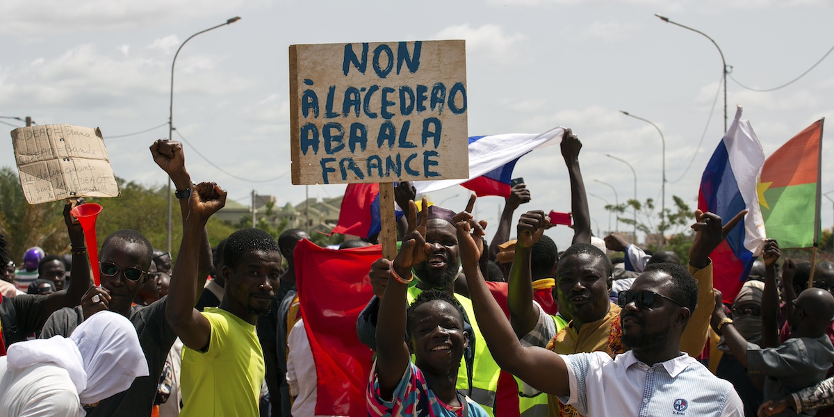 Una manifestazione in Burkina Faso contro la Francia e la Comunità economica dei paesi dell'Africa occidentale (CEDEAO) (AP Photo/Kilayé Bationo)