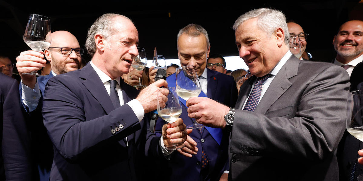 Foto del ministro degli Esteri Antonio Tajani insieme al presidente del Veneto Luca Zaia con un calice di vino al Vinitaly il 14 Aprile 2024