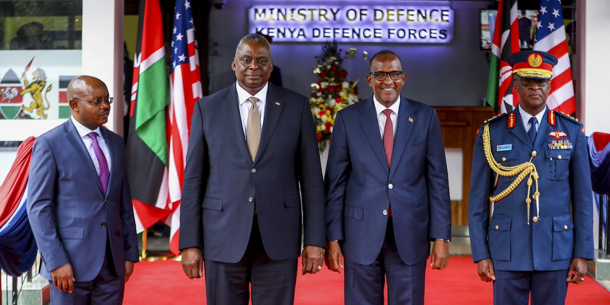 Francis Ogolla (a destra) con il ministro della Difesa del Kenya Aden Duale, il segretario della Difesa statunitense Lloyd J. Austin III e il segretario del ministero della Difesa del Kenya, Patrick Mariru (EPA/DANIEL IRUNGU)