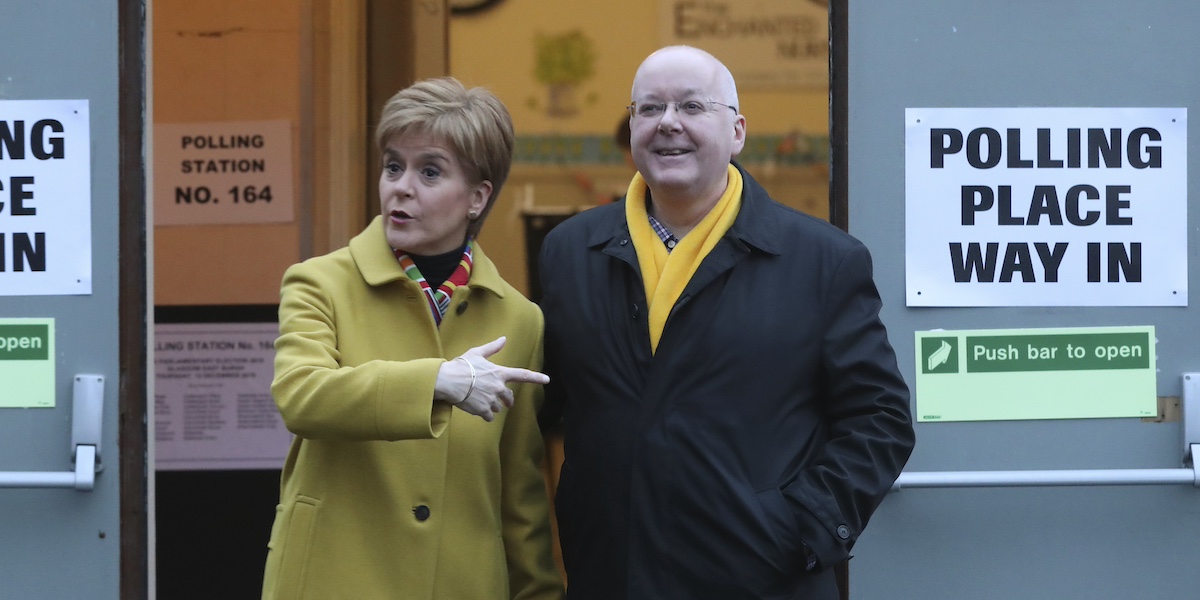 Nicola Sturgeon e Peter Murrell nell'aprile del 2023 (AP Photo/Scott Heppell, File)