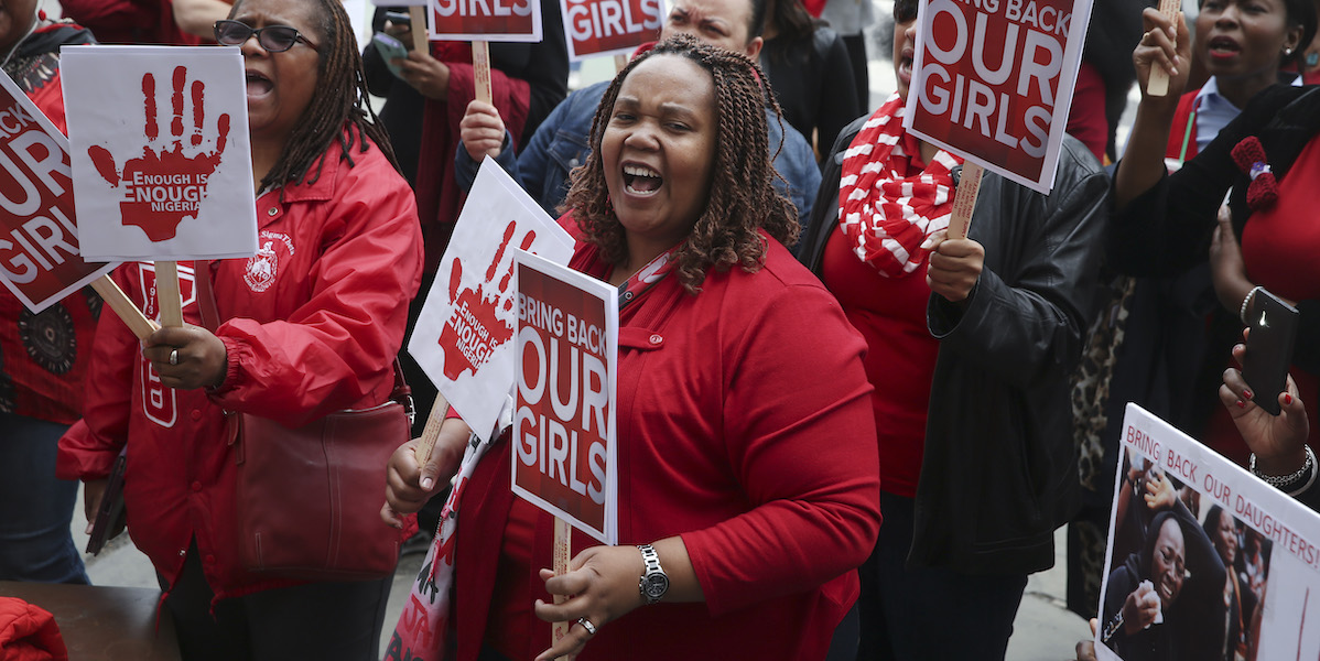 Una manifestazione per la liberazione delle studentesse rapite a Chibok, New York, 2 maggio 2014 (John Minchillo / AP Images for ILAGLO)