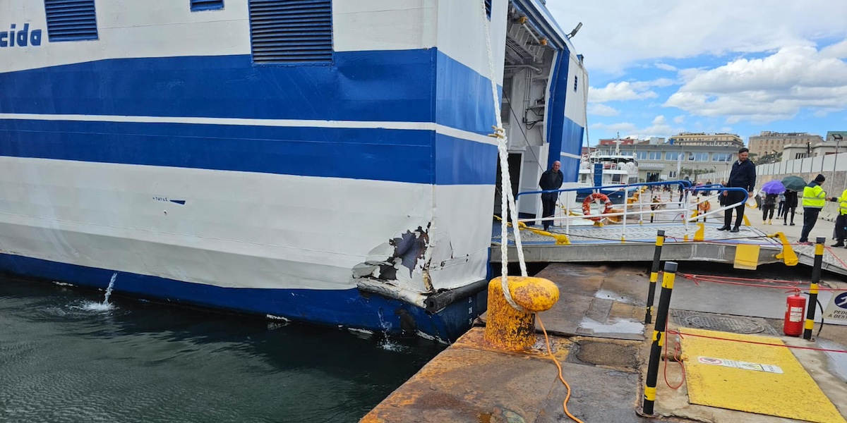 l'ammaccatura della nave causata dallo scontro