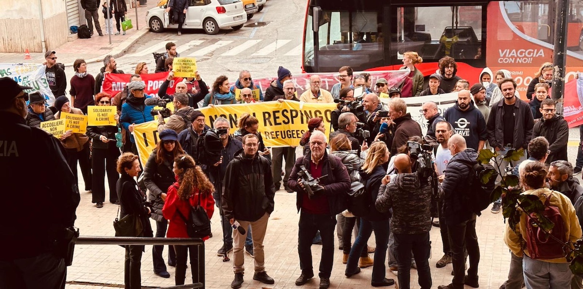 Attivisti davanti alla procura di Trapani per il pronunciamento della sentenza (ANSA / Lara Sirignano)