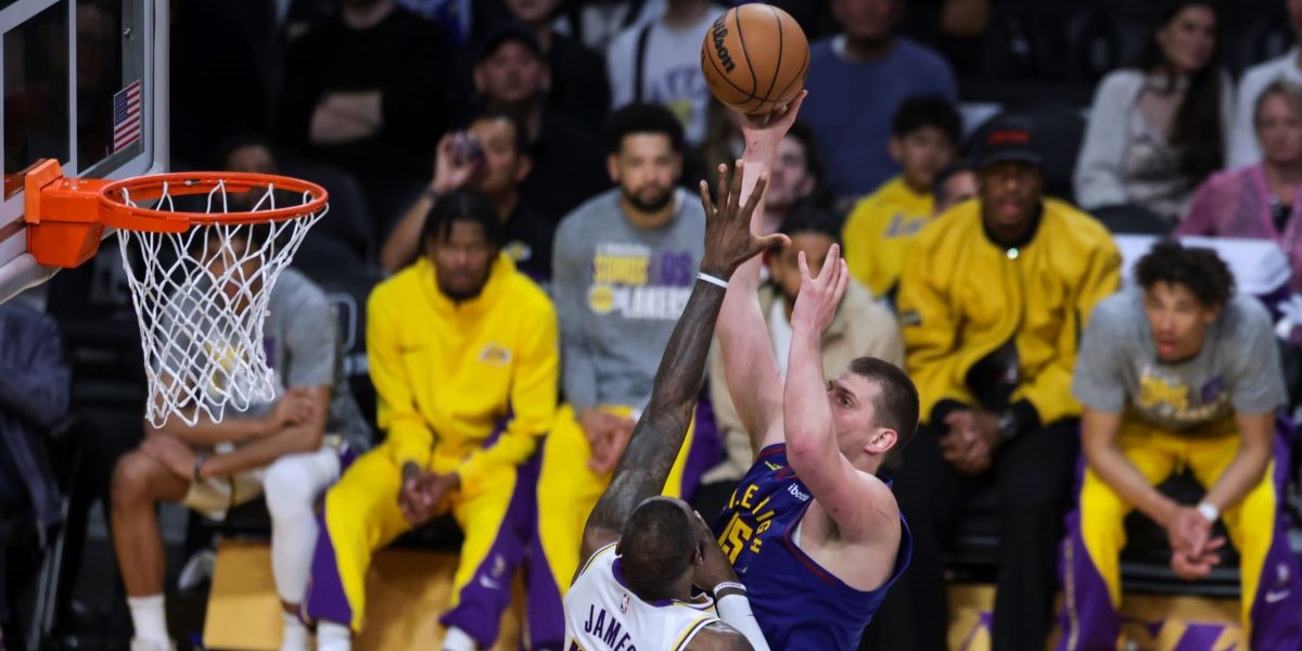 Nikola Jokic e i Denver Nuggets giocheranno ancora contro LeBron James e i Los Angeles Lakers, come ai playoff dello scorso anno (AP Photo/Yannick Peterhans)