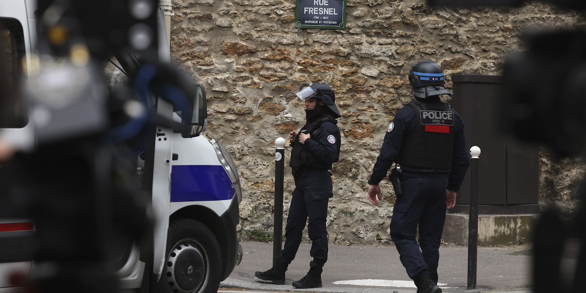 Agenti di polizia fuori dal consolato iraniano a Parigi (AP Photo/Thomas Padilla)