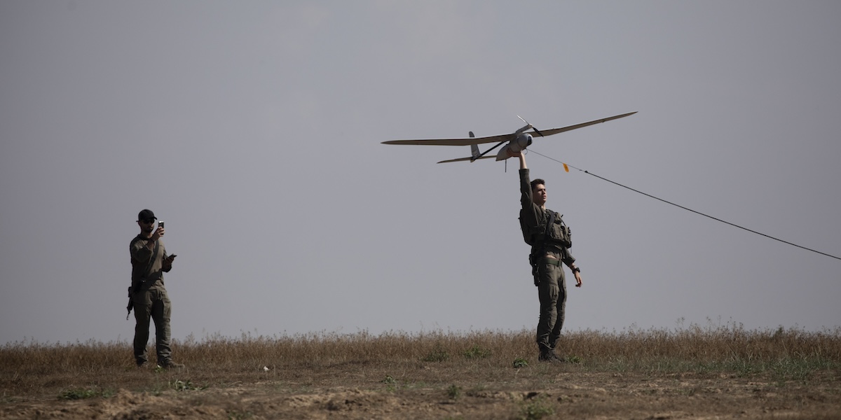 Soldati israeliani con un drone (Photo by Amir Levy/Getty Images)