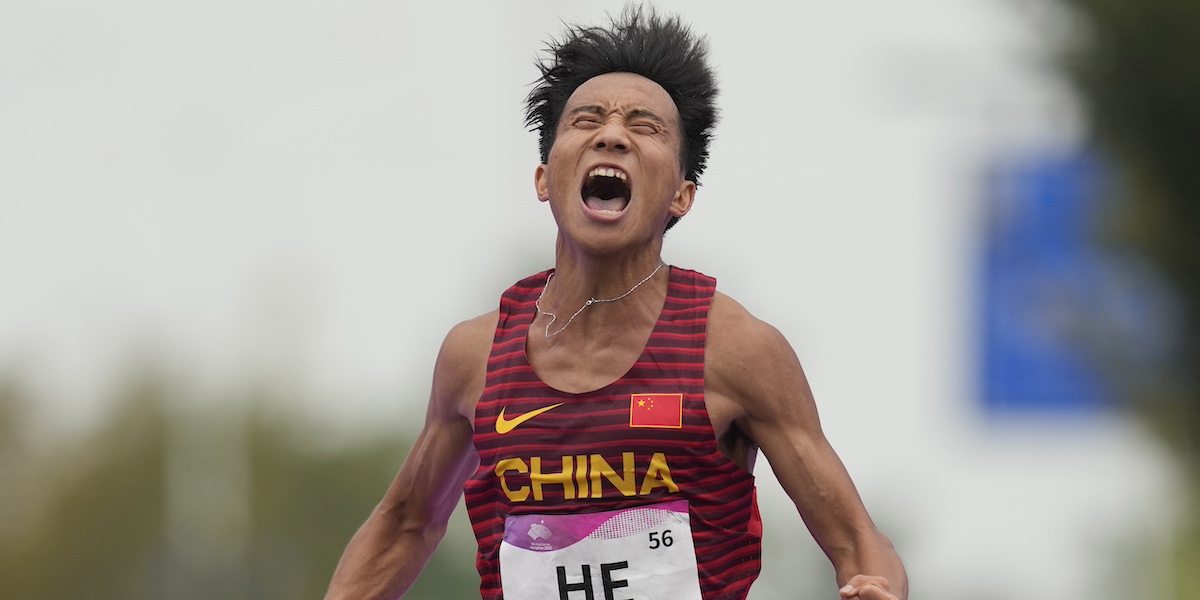 He Jie, il vincitore della mezza maratona di Pechino, dopo la sua vittoria nella maratona ai Giochi asiatici del 2023 (AP Photo/Lee Jin-man)