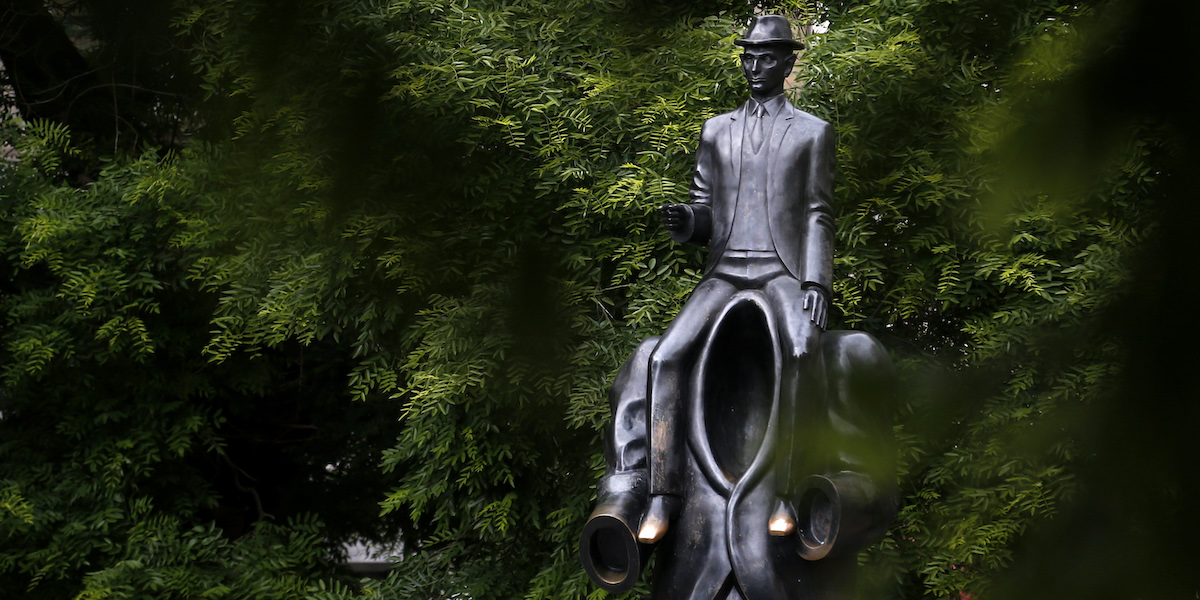 Statua di Franz Kafka dello scultore ceco Jaroslav Róna, Praga (AP Photo/Petr David Josek)