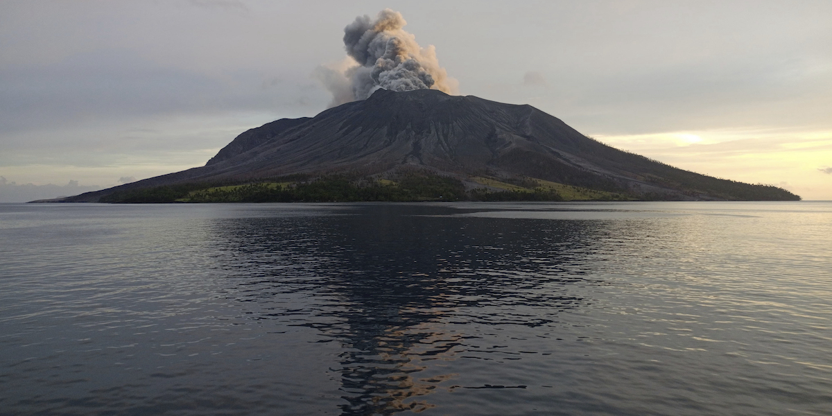 L'isola vulcanica Ruang durante un'eruzione