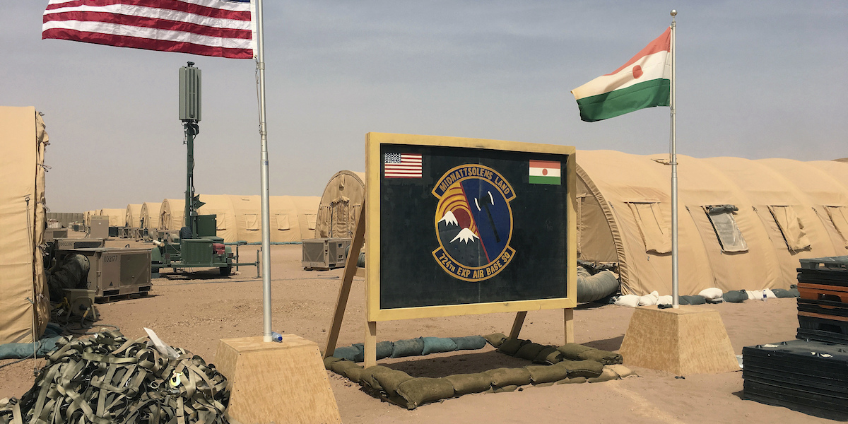 La bandiera degli Stati Uniti e quella del Niger in una base dell'aviazione in Niger
