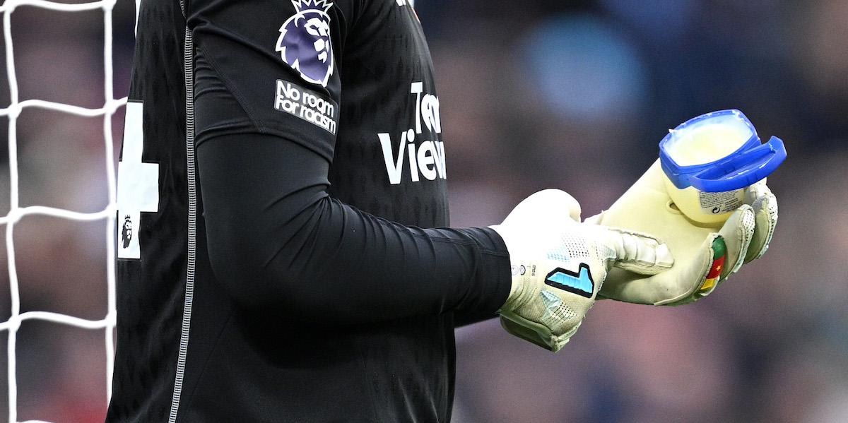 Il portiere del Manchester United Andre Onana spalma della vaselina sui guanti. (Justin Setterfield/Getty Images)