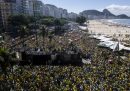 Migliaia di sostenitori dell'ex presidente populista Jair Bolsonaro durante una manifestazione in difesa della libertà di espressione sulla spiaggia di Copacabana, domenica 21 aprile