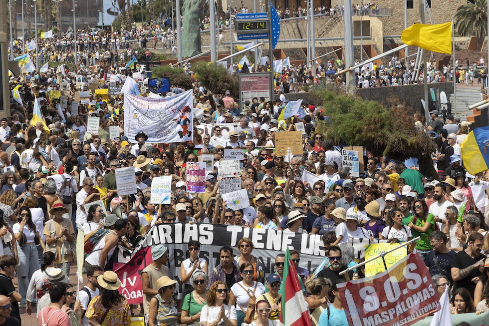 Persone che protestano contro il turismo