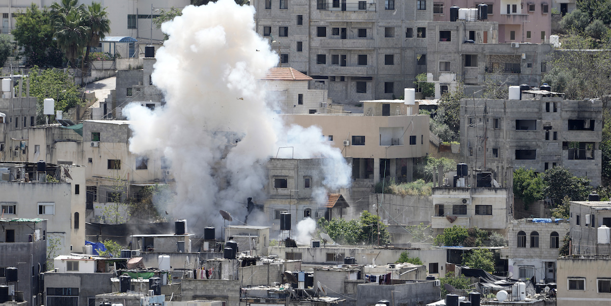 Un'esplosione a Nur Shams sabato 20 aprile. (AP Photo/Majdi Mohammed)