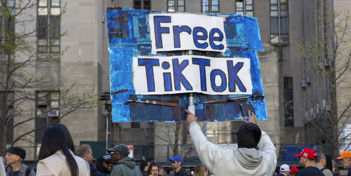 Un cartello in favore di TikTok esposto davanti al tribunale di New York dove si sta svolgendo il processo a Donald Trump. (AP Photo/Ted Shaffrey, File)