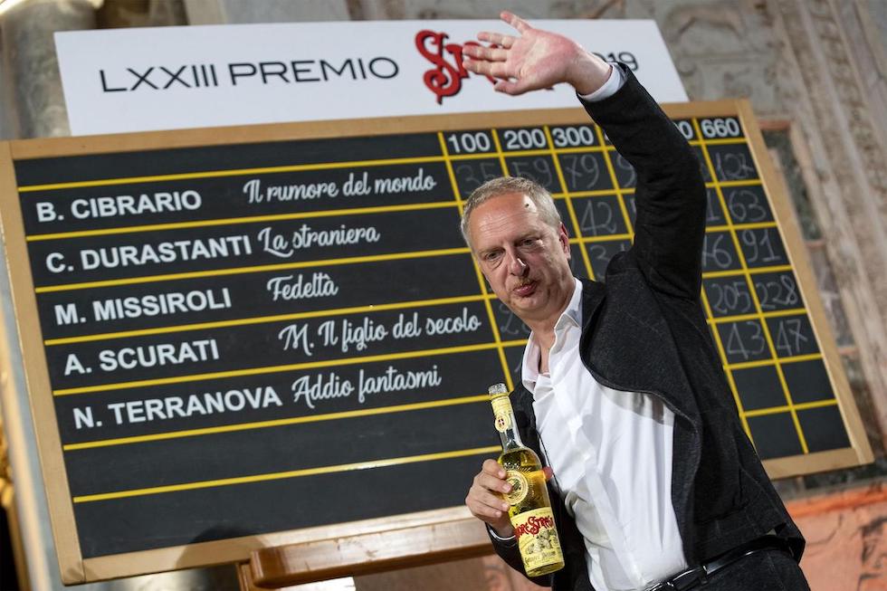 Lo scrittore Antonio Scurati dopo aver vinto il Premio Strega