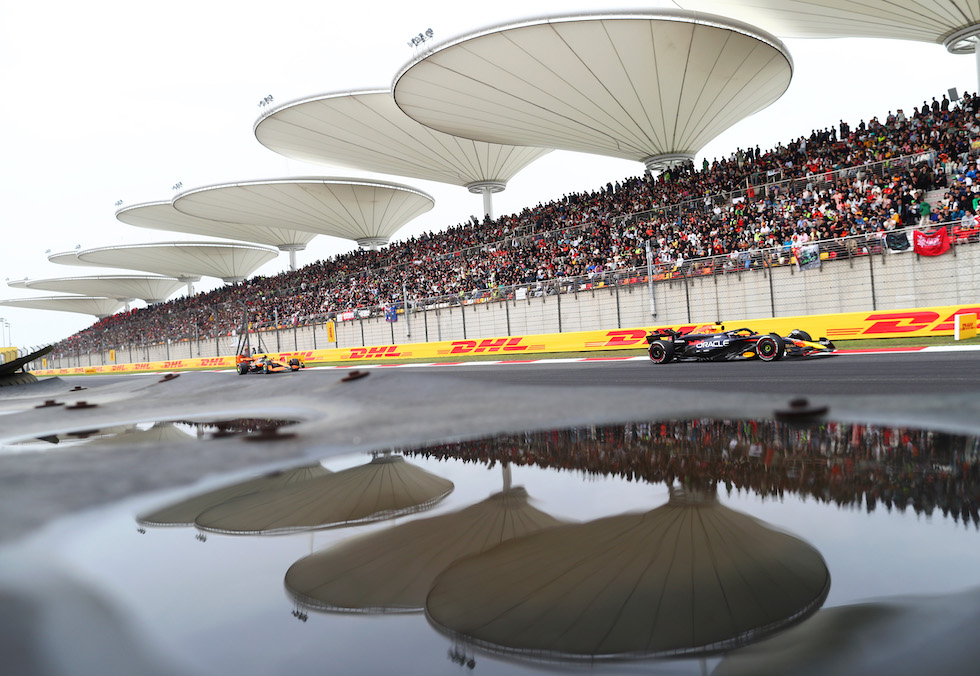 Il pilota olandese della Red Bull Max Verstappen e l’inglese della McLaren Lando Norris in pista durante il Gran Premio della Cina di F1