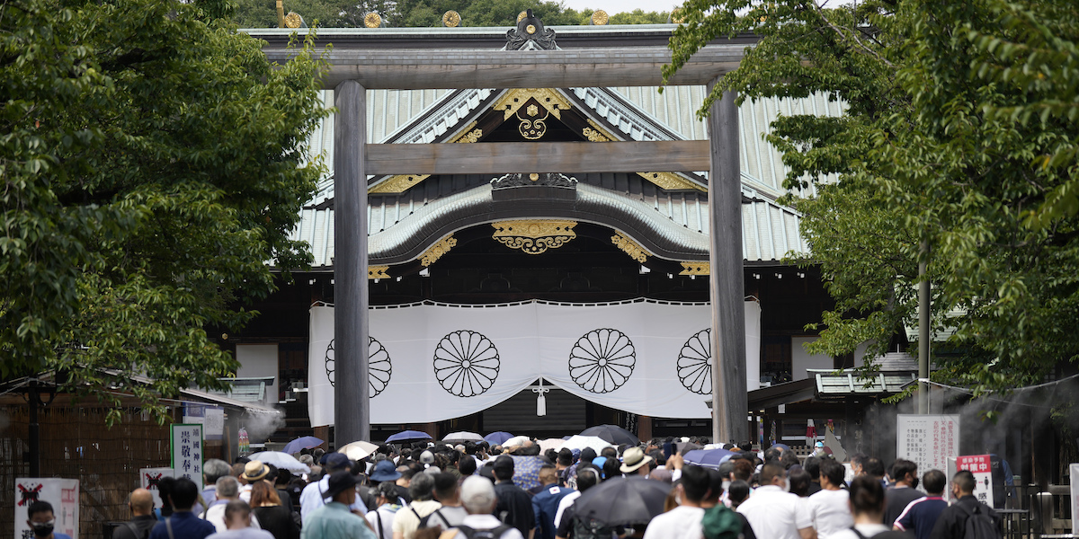 L'ingresso del santuario Yasukuni a Tokyo, con una gran folla di persone