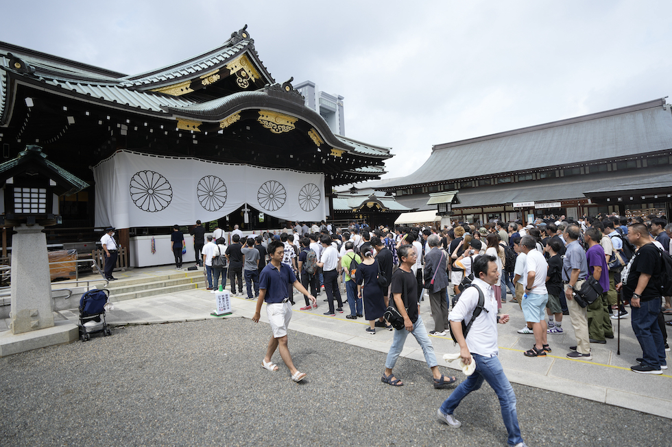 L'esterno del santuario Yasukuni, a Tokyo, con numerose persone in fila per entrare