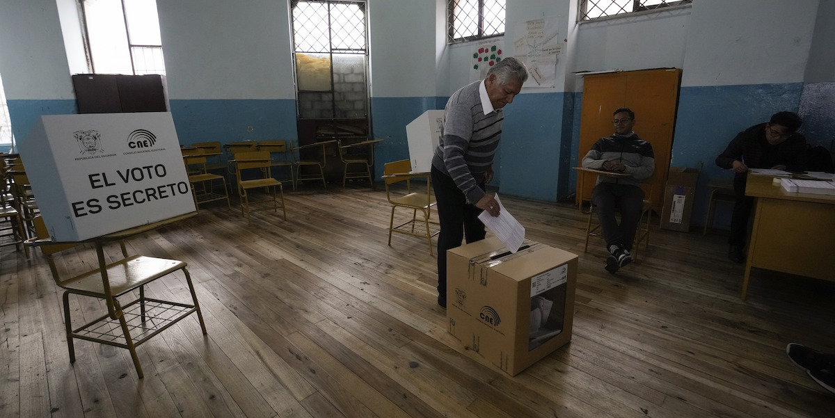 Un elettore vota in un seggio di Quito. (AP Photo/Dolores Ochoa)