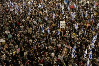 Una manifestazione contro Benjamin Netanyahu e il suo governo per chiedere di trovare un accordo con Hamas per liberare gli ostaggi