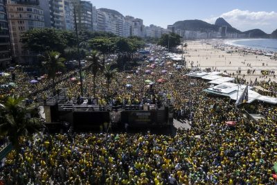 Migliaia di sostenitori dell'ex presidente populista Jair Bolsonaro durante una manifestazione in difesa della libertà di espressione sulla spiaggia di Copacabana, domenica 21 aprile
