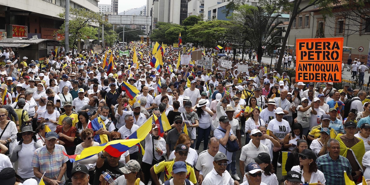 Le manifestazioni a Medellín (EPA/Luis Eduardo Noriega Arboleda)