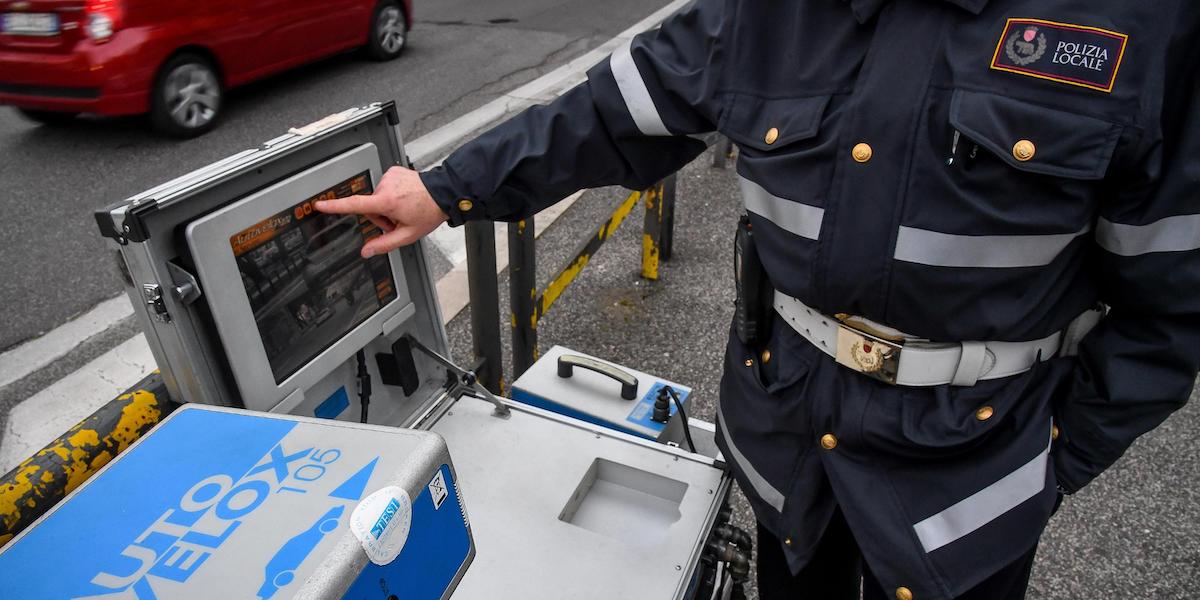 Una pattuglia della polizia municipale di Roma Capitale esegue controlli della velocità con un autovelox (Ansa/Alessandro De Meo)
