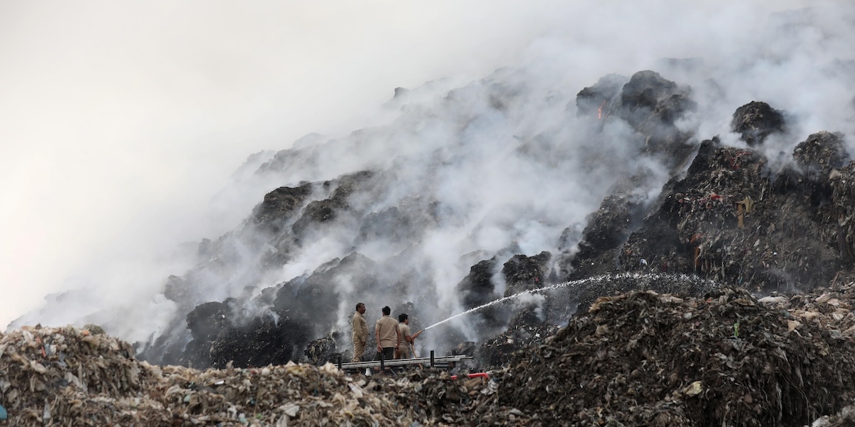 L'incendio nella discarica di Ghazipur, a est di New Delhi, 22 aprile 2024 (EPA/ Rajat Gupta via ANSA)