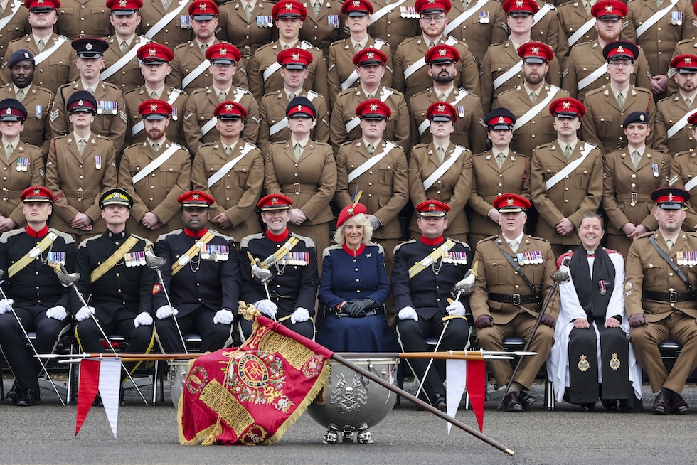 La regina Camilla del Regno Unito in posa per una fotografia con i Royal Lancers, un reggimento di cavalleria dell'esercito britannico