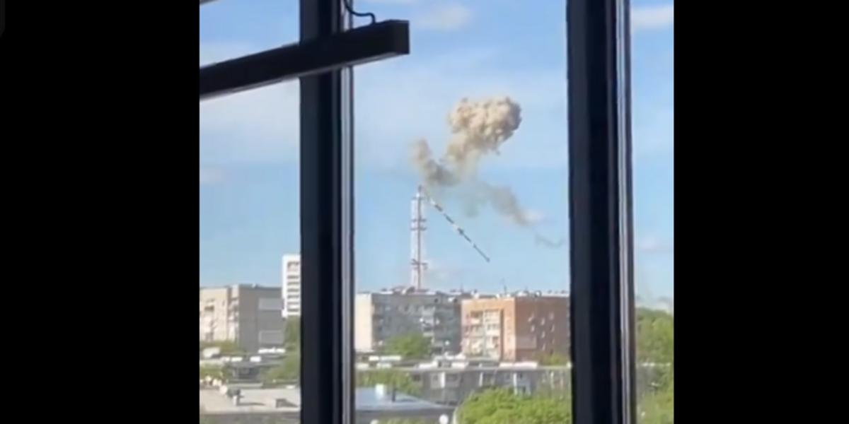 Fotogramma di un video in cui si vede la torre danneggiata a causa del bombardamento