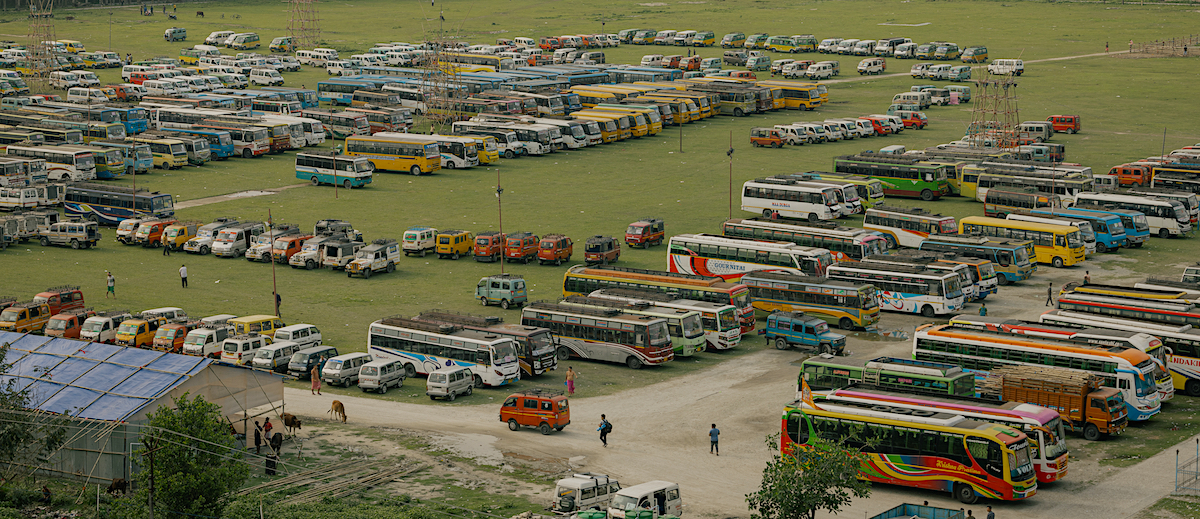 Preparativi per il trasporto di scrutatori e presidenti nei rispettivi seggi elettorali. 18 aprile 2024, Alipurduar, Bengala occidentale, India (Elke Scholiers/Getty Images)