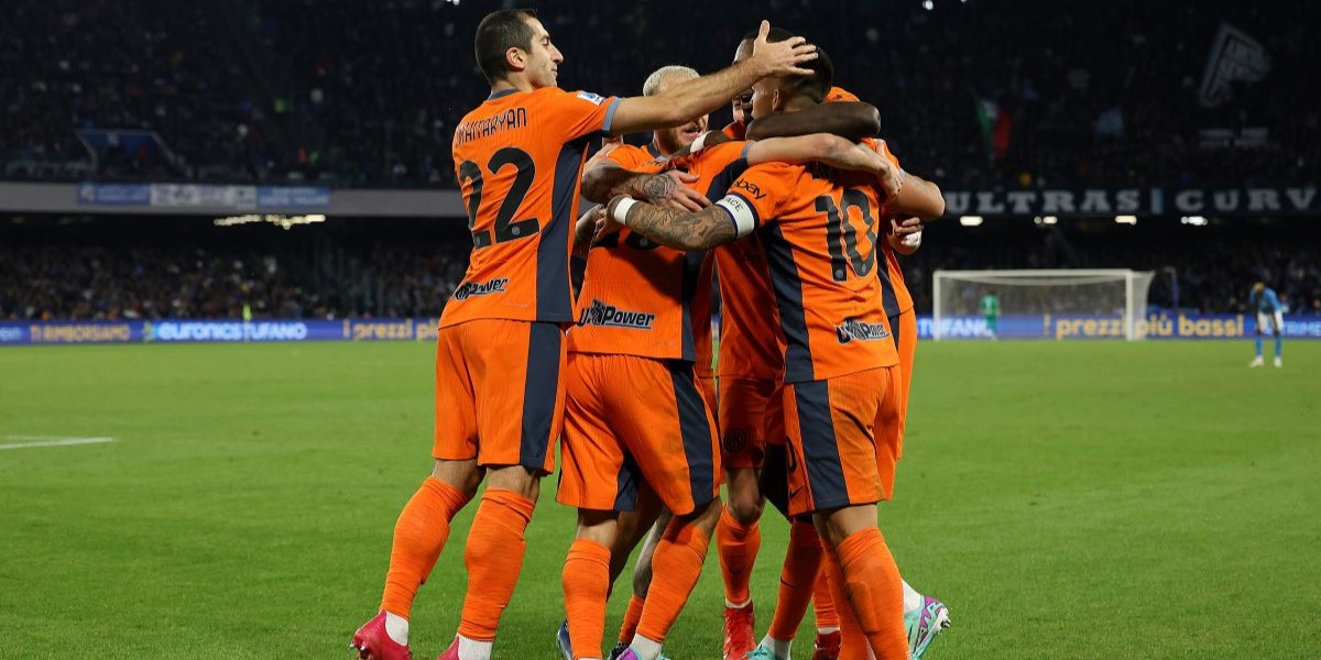 I giocatori dell'Inter esultano dopo un gol segnato nella vittoria per 3-0 sul campo del Napoli (Francesco Pecoraro/Getty Images)