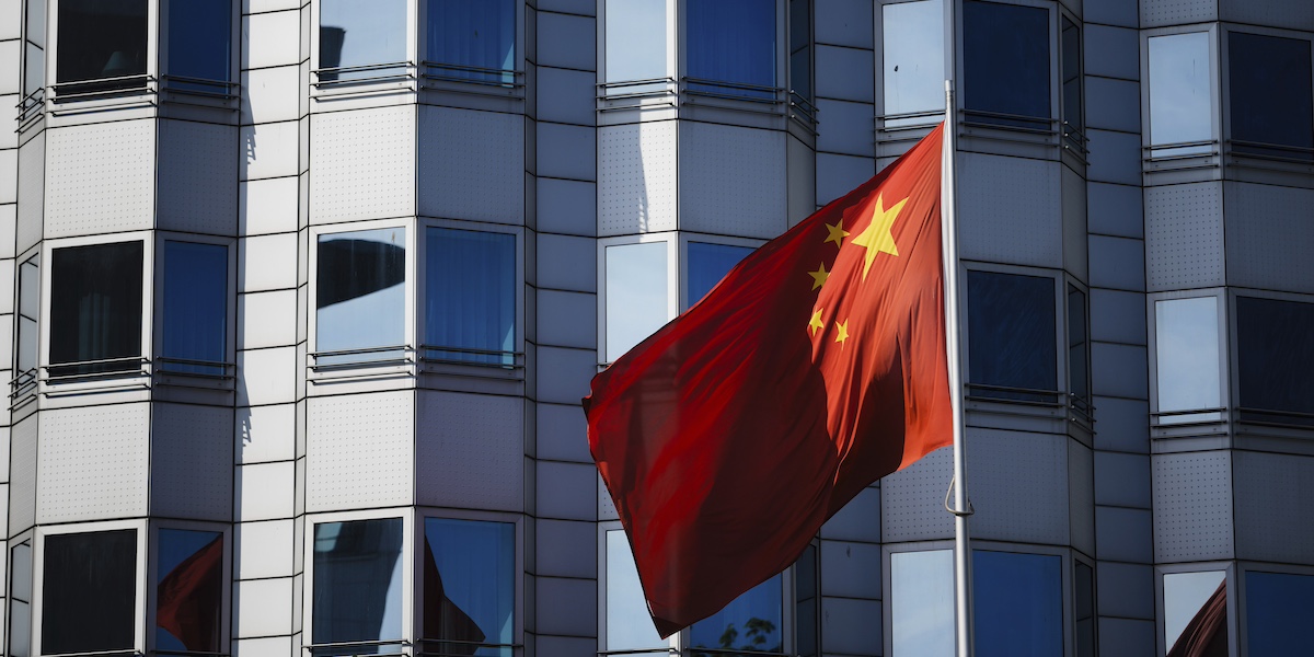 Una bandiera cinese sventola davanti all'ambasciata della Cina a Berlino, in Germania