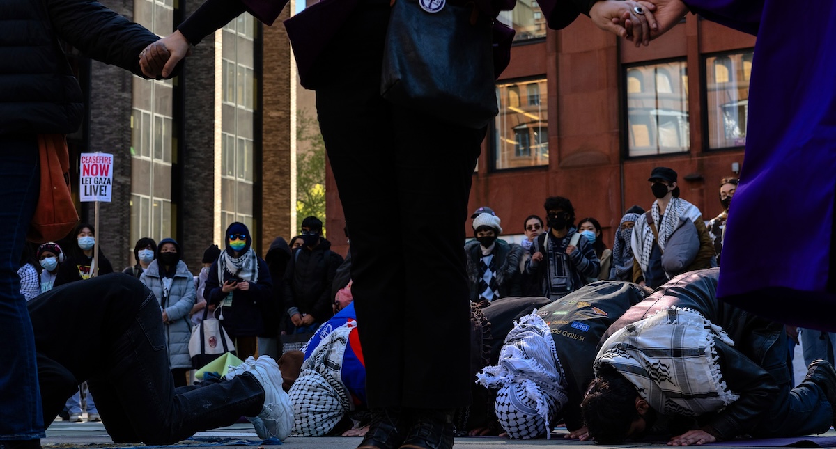 Persone protestano fuori dalla New York University, 22 aprile (Michael M. Santiago/Getty Images)