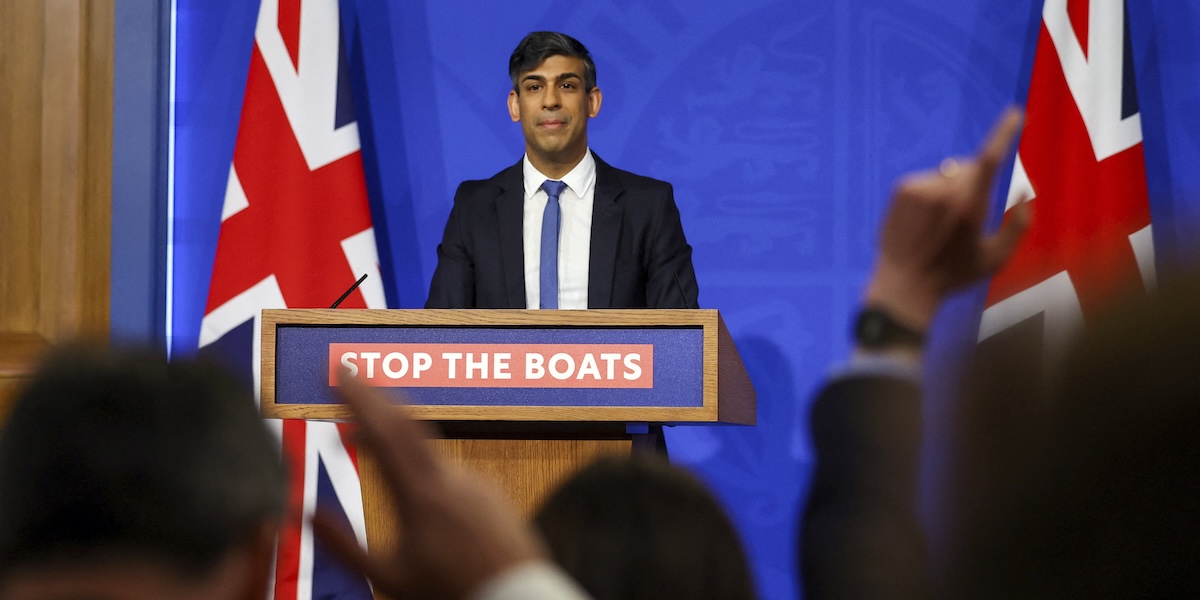 Il primo ministro RIshi Sunak durante una conferenza prima del voto finale sulla legge sul trasferimento dei richiedenti asilo in Ruanda, 22 aprile 2024 (Toby Melville/Pool Photo via AP)