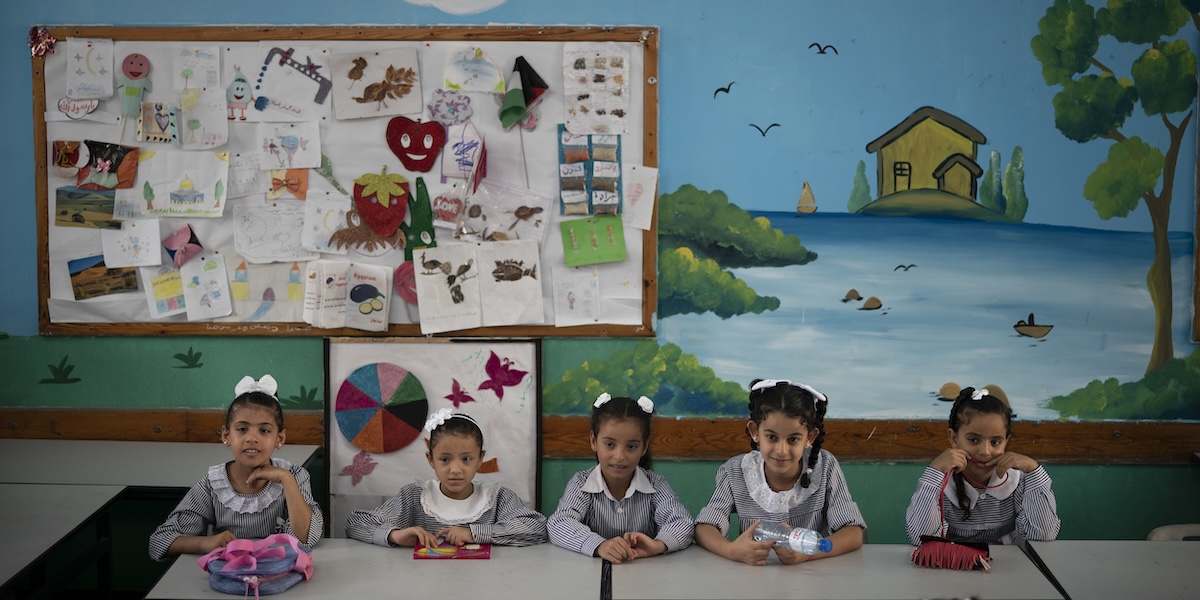 Bambine il primo giorno di scuola in una scuola della UNRWA a Gaza nel 2018